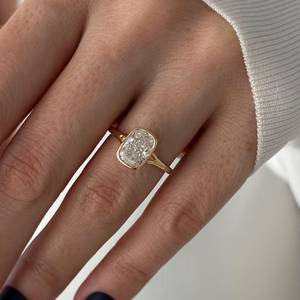 Bague de fiançailles en or 18 carats à double sangle, sertie de diamants de laboratoire en forme de coussin allongé de 2 carats, style Art Déco, certifiée IGI - Product Image 5