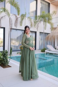 Vestido Anarkali Plateado para Mujer con Cuentas Bordadas |   Elegante Vestido Largo de Fiesta para Bodas y Eventos Festivos - Product Image 5
