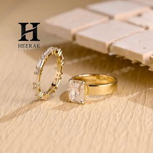 Anillo de compromiso de oro amarillo de 14K con diamante de laboratorio de corte esmeralda de lujo, diseño de banda de cigarro, ancho y plano, apilable - Product Image 2
