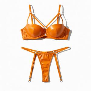 Conjunto de sujetador con aros y tanga de piel sintética naranja para mujer, con tirantes convertibles, copa completa, lencería push-up de dos piezas - Product Image 1