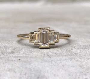Bague de fiançailles tendance en moissanite taille baguette, or massif 14 carats, minimaliste, avec cinq pierres, cadeau d'anniversaire pour femme - Product Image 2