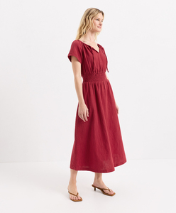 Robe midi en double gaze biologique à col ouvert fendu avec liens, taille élastiquée smockée et manches raglan volantées - Product Image 1