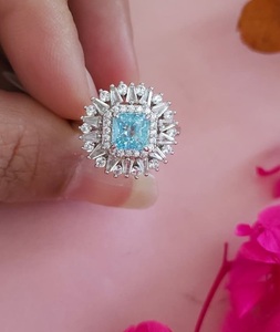 Bague élégante et tendance pour femme en alliage de platine plaqué argent, design de créateur, en laiton, avec zircon étincelant, idéale pour les mariages, les anniversaires et les cadeaux de fête - Product Image 2