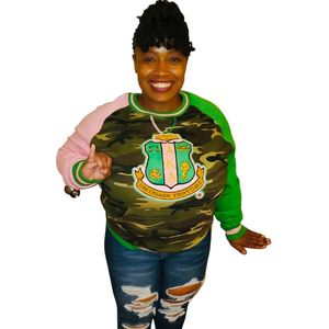 เสื้อสเวตเชิ้ตแขนยาวคอวีแบบแร็กแลนลายพราง AKA Camo Chenille ปักตัวอักษรกรีก สำหรับทุกเพศ สวมใส่สบาย พรีเมียม ทรงลำลอง - Product Image 6