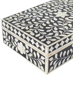 Caja de Joyería Cuadrada Hecha a Mano por Faiza Craft con Incrustaciones de Hueso Blanco y Negro y Patrón Floral - Product Image 4