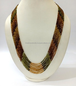 Collier chic en perles de verre avec un design multicolore et une texture lisse, idéal pour la mode moderne et les tenues audacieuses - Product Image 1