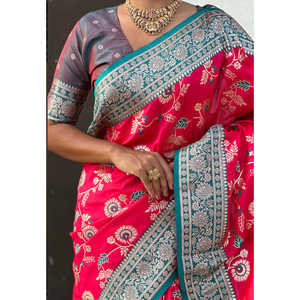Sari de Fiesta Ligero de Seda Suave Tejida con Zari, Diseño Jaal en Contraste, Color Rosa Banarasi, de Elite Weaves - Product Image 2