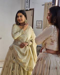 Lehenga Choli de Seda Beige con Dupatta, Bordado Floral, Largo hasta el Suelo, Traje Indio para Bodas y Fiestas - Product Image 3