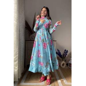 CONJUNTO TRAJE ORGANZA ESTAMPADO FLORAL AZUL CIELO ANISKA - Product Image 4