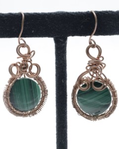 Boucles d'oreilles créoles en cuivre et malachite naturelle, faites à la main, style bohème - Product Image 2