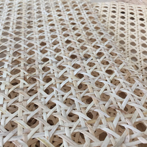 Malla de ratán flexible de Vietnam para envolver muebles, creando columnas texturizadas en proyectos de hostelería utilizando mimbre. - Product Image 6