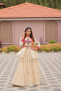 Ensemble festif Garba Ready en coton, comprenant Choli, Lehenga, Gamthi, Koti, avec ornements en miroir, Sikka, dentelle et ruban, et jupe évasée de neuf mètres (IZN 120)DC - Product Image 4