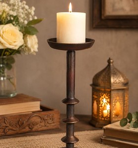 Portavelas de Metal Bronce Oscuro Hecho a Mano, Elegante Soporte de Pedestal - Product Image 1