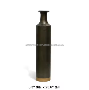 Precio al por Mayor, Florero Decorativo Moderno de Aluminio Plateado, Ecológico y Hecho a Mano por Azora Industries - Product Image 4