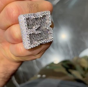 แหวนฮิปฮอปหรูหราประดับเพชรโมอิสซาไนต์ VVS ทรงบาแกตต์ชุบทองคำสีกุหลาบ พร้อมตัวอักษรแบบกำหนดเอง รุ่น Iced Out Champion Ring เงินแท้ S925 - Product Image 2