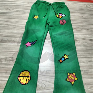 Pantalons vintage effet usé pour femmes, streetwear, avec patch brodé et impression DTG/DTF personnalisée - Product Image 1