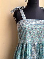 Robe indienne 100 % coton imprimée à la main, col carré, motif floral, longue, avec pompons, taille naturelle, longueur ras du sol