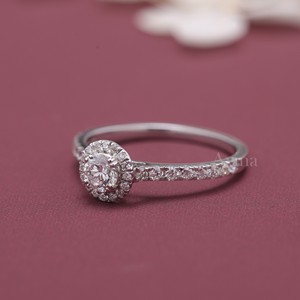 Anillo de Compromiso con Halo de Diamantes Redondos Certificados por IGI - Anillo de Boda con Banda Pavé en Oro Amarillo/Rosa y Blanco de 9K - Product Image 2