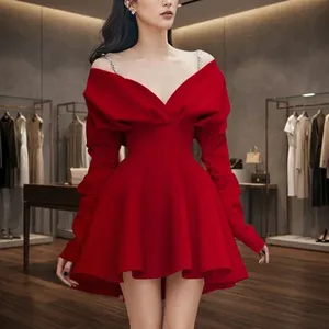 Robe mini sculpturale à épaules dénudées avec bretelles chaîne, romantique, minimaliste, moderne, pour cocktail - Product Image 1