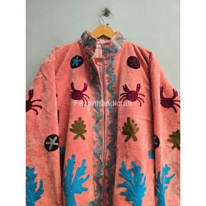 Chaqueta de Forro Polar Bordada para Mujer Fezanhandicraft, Color Coral, Bordado a Mano con Patrón de Cangrejo, Cuello Mao, Manga Larga - Product Image 5