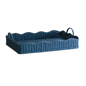 Bandeja rectangular de ratán azul marino con bordes festoneados, plato de servir de mimbre hecho a mano con asas arqueadas resistentes para decoración de mesa - Product Image 1