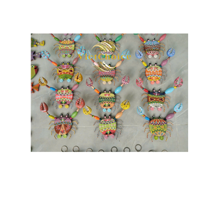 Décoration murale artisanale en bois coloré, thème crabes et poissons, style côtier tropical, à suspendre, bon prix, thème créatures marines - Product Image 1