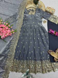Robe Anarkali en soie grise avec broderie dorée, longueur ras du sol, tenue traditionnelle indienne et pakistanaise pour mariage, pour femmes - Product Image 2