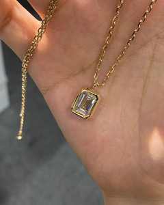 Pendentif solitaire en moissanite taille émeraude élégant, plaqué or, serti clos, délicat, moderne, minimaliste, cadeau d'anniversaire pour femme - Product Image 3