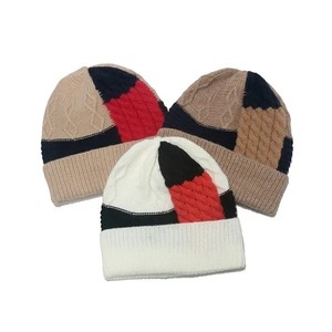 Gorro Personalizado para Club o Equipo, con Letras Grandes en Jacquard, Tejido Acrílico, Teñido Ecológico, para Uso Diario en Invierno, Transpirable - Product Image 1