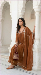 Conjunto de traje fruncido con bordado Dori en Chanderi marrón, estilo línea A - Product Image 2