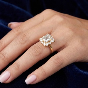 Anillo de compromiso personalizado de oro amarillo de 14 quilates con diamantes de corte esmeralda y halo floral, con piedras decorativas marquesa y redondas. - Product Image 6