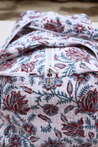 กระเป๋าเดินทางสุดสัปดาห์ผ้าฝ้ายเย็บมือลายดอกไม้: กระเป๋าเดินทางแบบดัฟเฟิลพิมพ์ลายบล็อกดอกไม้ กระเป๋าเดินทางสุดสัปดาห์ทำมือ กระเป๋าค้างคืนสำหรับเพื่อนเจ้าบ่าว - Product Image 2