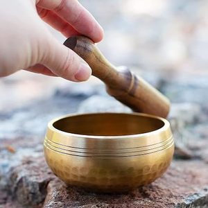 Bol chantant en laiton fait main avec marteau en bois et coussin décoratif Om, bol sonore tibétain pour la méditation et le yoga - Product Image 4