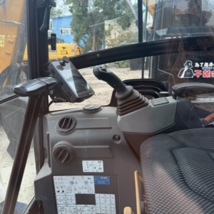 格安中古CAT302ミニショベル、2トン小型クローラー掘削機、多機能ミニショベル、安定した性能 - Product Image 5