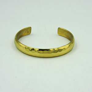กำไลข้อมือทองเหลืองตีลายทำมือ - กำไลปรับขนาดได้สีทอง - เครื่องประดับเรียบง่ายสำหรับผู้ชายและผู้หญิง - Product Image 1
