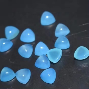 พลอยแคลซิโดนีสีน้ำเงินธรรมชาติ 4 มม. คุณภาพพรีเมียม ทรงไตรลอน แบนด้านหลัง คุณภาพเยี่ยม สำหรับทำเครื่องประดับ ราคาจากโรงงาน - Product Image 1