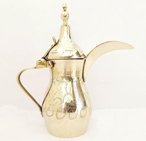 Théière arabe Dallah en laiton pur doré, fabriquée par un fabricant indien de premier plan, pour servir du thé et du café chaud. - Product Image 1
