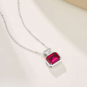 Collar de Lujo de Plata de Ley 925 con Colgante Cuadrado de 2.00 CT con Corte Esmeralda, Bisel y Gema de Rubí, Diamante y Circonita - Product Image 5