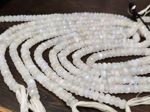 Perles facettées en pierre de lune arc-en-ciel blanche naturelle, forme rondelle, 8-9 mm, brin de 8 pouces de long - Product Image 1