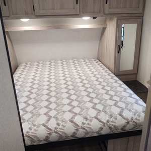 รถพ่วงคาราวานทันสมัยแบบกำหนดเอง น้ำหนักเบา พร้อมห้องครัว ห้องน้ำ พื้นที่นอนสำหรับ 2 คน สำหรับกิจกรรมกลางแจ้ง - Product Image 6