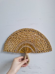 Abanico de mano artesanal de hierba marina, ecológico, de paja tejida, decorativo, de mimbre, para recuerdo de boda de verano - Product Image 6