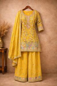 Traje Chinon de talla única con pantalones palazzo cosidos y bordados para uso indio y pakistaní. - Product Image 2