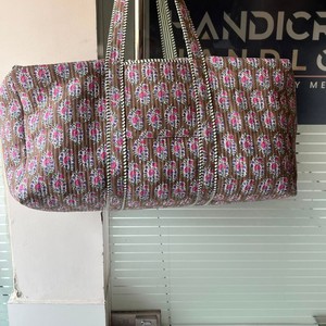Sac de voyage matelassé en coton avec deux poignées, motif floral Kantha, fermeture ouverte, sac de shopping - Product Image 2