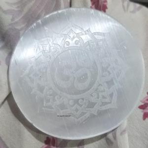 Venta al por mayor cristales de selenita natural mejor energía piedras curativas placa de carga grabada posavasos estilo religioso cuarzo piedra preciosa - Product Image 1