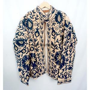 เสื้อแจ็คเก็ตคอตตอนปักลายคอตไรส์แบบไม่ทอ ระบายอากาศได้ดี เป็นมิตรกับสิ่งแวดล้อม แห้งเร็ว คุณภาพพรีเมียม ขายส่ง สำหรับฤดูใบไม้ผลิ ฤดูร้อน ฤดูหนาว - Product Image 1