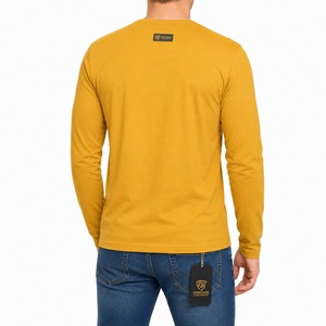 Camiseta térmica de manga larga de calidad premium, ligera y aislante para entrenamiento en clima frío, viajes y uso diario. - Product Image 4