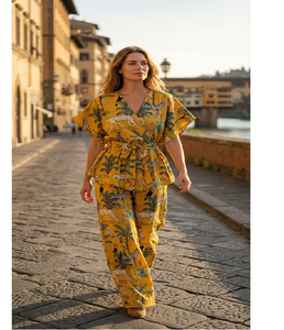 ชุดเซ็ตพิมพ์ลายป่าทันสมัย ผ้าฝ้ายสำหรับผู้หญิง เสื้อและกางเกงขาสั้นลำลองสำหรับฤดูร้อน เนื้อผ้าเบาสบาย ระบายอากาศได้ดี ขายส่ง - Product Image 1