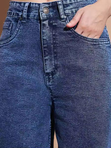 กางเกงยีนส์เดนิมสีฟ้าอ่อนเอวกลางทรงหลวมสไตล์ลำลองสำหรับผู้หญิงปี 2026 รุ่น Essie ทรงขาบานแบบ Boot Cut สีเข้ม - Product Image 5