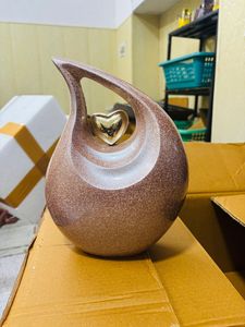 Urne funéraire en forme de larme marron avec motif cœur, personnalisable, pour adulte - Product Image 6