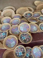 Assiette de présentation ronde en osier tressé artisanal de 13 pouces en rotin naturel pour table à manger - Vente en gros